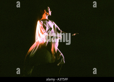 Carolyn Choa eseguendo in Muna Tseng s spirito Rovine presso la Purcell Room di Londra 1992 Foto Stock