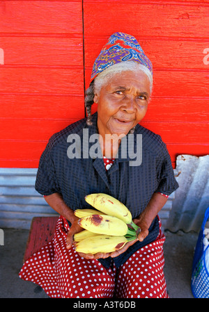 West Indies, caraibi orientali, St Lucia, Ritratto di una donna locale la vendita delle banane Foto Stock