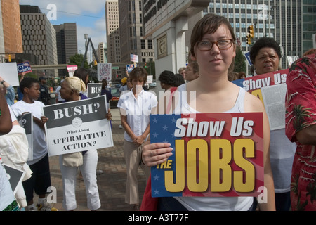 Gli oppositori del Presidente George Bush nel rally di Detroit Foto Stock