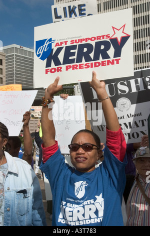 Gli oppositori del Presidente George Bush nel rally di Detroit Foto Stock