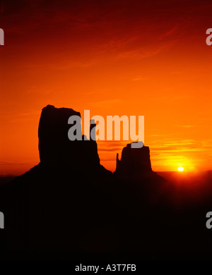Stati Uniti d'America, Arizona Monument Valley Navajo Tribal Park, i mezzoguanti al tramonto Foto Stock