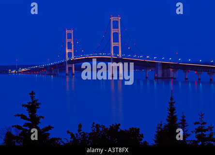 Il ponte Mackinac di notte come visto da di Straits stato parco vicino a ST IGNACE MICHIGAN Foto Stock