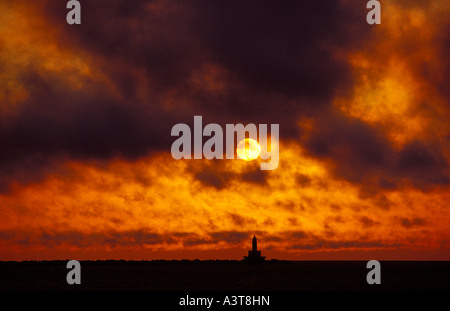 Alba sul porto superiore luce frangiflutti IN MARQUETTE MICHIGAN CON LE NUVOLE Foto Stock