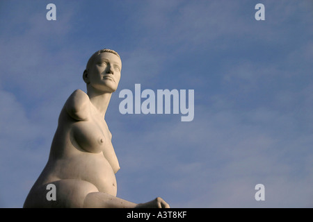 Scultura di Alison riunitore incinta per il quarto zoccolo in Trafalgar Square Central London Regno Unito Foto Stock