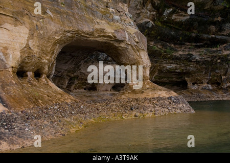 Piccole grotte marine nel litorale di pietra arenaria di Grand Island National Recreation Area in Munising Michigan Foto Stock