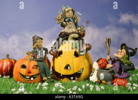 Scarecrows seduto su un martinetto.o'-lanterna e una strega è in cottura Foto Stock