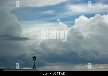 Cumulus nubi formazione sugli altipiani orientali dello Zimbabwe pioggia di estate in dicembre Foto Stock