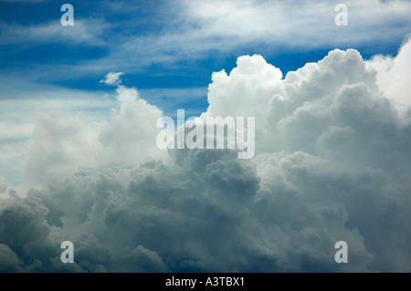 Cumulus nubi formazione sugli altipiani orientali dello Zimbabwe pioggia di estate in dicembre Foto Stock