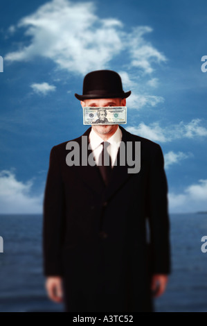 Il concetto di Business Uomo con bombetta e business suit con denaro di fronte faccia omaggio a René Magritte pittura Foto Stock