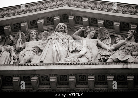 Il fregio del Portico della classica chiesa di La Madelaine in luogo Madelaine in (continuazione). Foto Stock