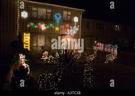 Le luci di Natale sulla parte anteriore del case prefabbricate in Swindon, Wiltshire Foto Stock