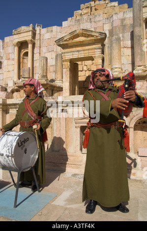 La Giordania Jerash sito archeologico del Teatro sud due soldati giordani in abito tradizionale giocando la cornamusa e tamburo Foto Stock