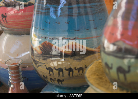 La Giordania Jerash sito archeologico di stallo souvenir close up di bottiglie di sabbia con paesaggi del cammello Foto Stock