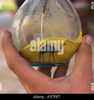 La Giordania Jerash sito archeologico di stallo souvenir close up di bottiglie di sabbia con cammello beeing drawned Foto Stock