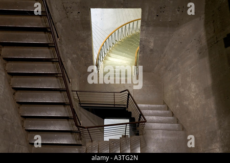 Antica e Moderna scala in disuso una cokeria, zollverein, Essen, NRW, Germania Foto Stock