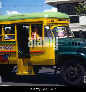 Stile locale bus di Samoa a Vaiee in un colorato nero giallo e verde in Apia città sull Isola Upolu Samoa occidentale Foto Stock