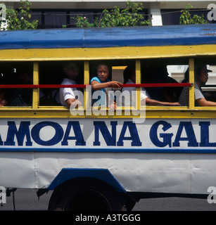 Stile locale bus di Samoa in colorate in giallo e bianco con tetto blu in Apia città sull Isola Upolu Samoa occidentale Foto Stock