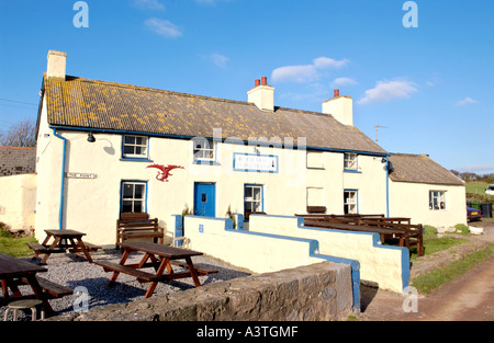 Il vecchio punto House pub e ristorante che si affaccia sulla baia di angolo Pembrokeshire West Wales UK GB Foto Stock