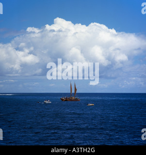 Pacifico tradizionale vela canoa con letti a montanti e rosse foglie di vele da Apia porto cittadino nell'isola di Upolu Samoa occidentale Foto Stock