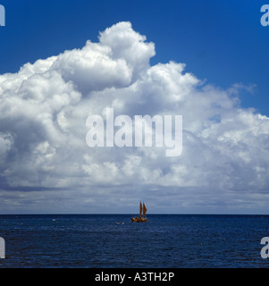 Pacifico tradizionale vela canoa con letti a montanti e rosse foglie di vele da Apia porto cittadino nell'isola di Upolu Samoa occidentale Foto Stock