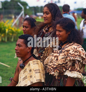 Gruppo di dark scuoiati ballerini dell isola di Futuna in panno tapa costume con guscio cowrie collane al Pacific Arts Festival Foto Stock