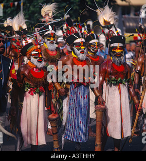 Gruppo di Engi Tribesmen arbusti vestito con facce dipinte di barbe plus feathered stringitesta da Papua Nuova Guinea Foto Stock