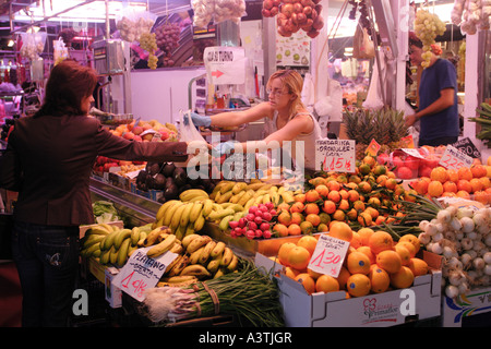 Valencia Spagna il Mercato Centrale Mercado offre una vasta scelta di frutta fresca e verdura comprese le arance Foto Stock