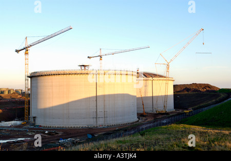 Stoccaggio di gas serbatoi essendo costruiti a Dragon terminale GNL a Milford Haven Pembrokeshire West Wales UK Foto Stock