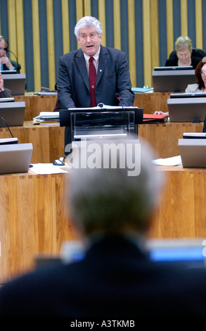 Primo Ministro Rhodri Morgan parlando in Senedd Aula di discussione dell'Assemblea nazionale del Galles per la Baia di Cardiff Wales UK Foto Stock