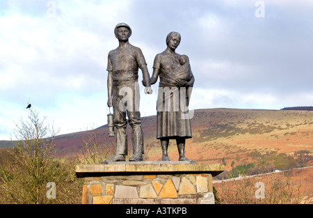 Scultura di Rhondda Valley minatore di carbone e la famiglia su ex miniera di carbone sito a Llwynypia nella Rhondda Valley South Wales UK Foto Stock