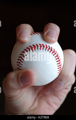 Mano che tiene il baseball Foto Stock