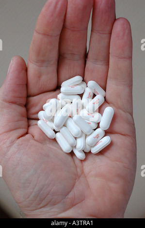 Mano azienda Tylenol pain relievers Foto Stock