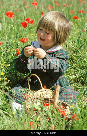 Bambina nel paese Foto Stock