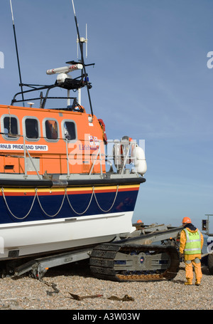 Scialuppa di salvataggio RNLI essendo sollevata sul rimorchio Dungeness Kent Foto Stock