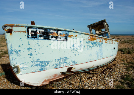 Vecchie barche da pesca sulla spiaggia, Dungeness Kent Foto Stock