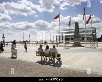 La nuova area della piazza da parte del fronte mare a Lowestoft. Foto Stock