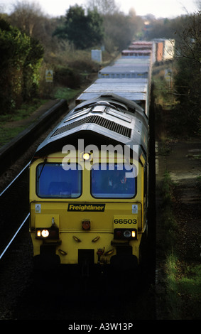 Freightliner contenitore treno passa attraverso Trimley sulla linea brach tra Ipswich e il porto di Felixstowe in Suffolk Foto Stock