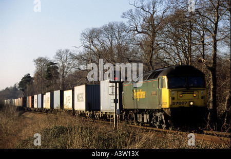 Freightliner treno merci sulla singola via brach linea tra Ipswich e il porto di Felixstowe, Suffolk, Regno Unito. Foto Stock