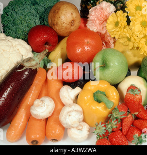 Frutta Verdura fiori in una vita ancora disposizione Foto Stock