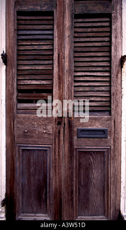 Vecchio rustico porta in legno nel Quartiere Francese di New Orleans, Stati Uniti d'America. Foto Stock