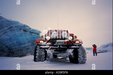 Super Jeep sul ghiacciaio Eyjabakkajokull, Islanda Foto Stock