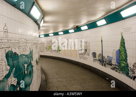 Piastrellate alla metropolitana Hyde Park Corner Stazione della metropolitana London GB UK Foto Stock