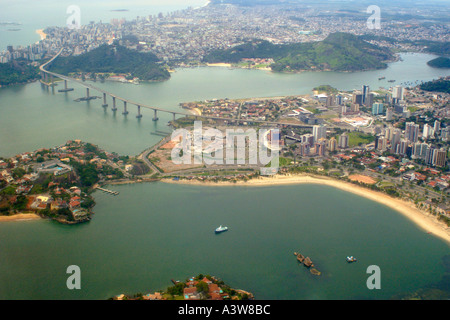 Vista aerea della baia di Vitoria boarder punto di riferimento tra le città di Vitoria e Vila Velha Espirito Santo Brasile Foto Stock