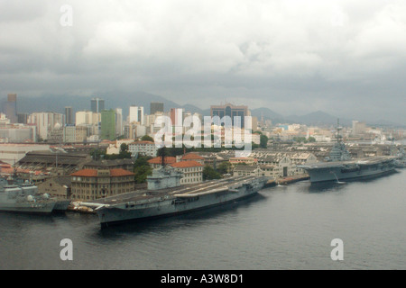 Due brasiliano Marina portaerei navi ancorate a Rio de Janeiro s porto principale in un giorno di tempesta, Rio de Janeiro, Brasile Foto Stock