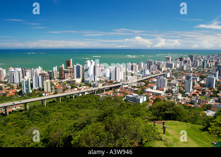 Vista panoramica di Vila Velha con il terzo ponte e il suo mare di smeraldo Espirito Santo a sud-est del Brasile Foto Stock