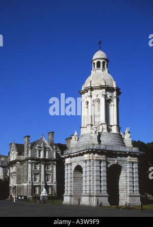 Il Campanile e il Trinity College di Dublino Foto Stock