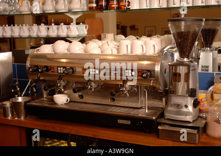 Una macchina per caffè IN UN BAR REGNO UNITO Foto Stock