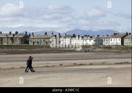 Cottage nella cittadina Scozzese di Troon con l'isola di Arran in background Foto Stock