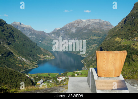 Sedia inaugurato dalla regina Sonja di Norvegia si affaccia Geiranger e Geirangerfjorden More og Romsdal Norvegia EU Europe Foto Stock