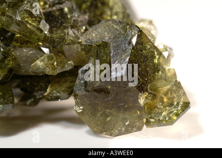 Uvarovite minerale, verde oliva gruppo cristallo, Brumado, Bahia, Brasile Foto Stock